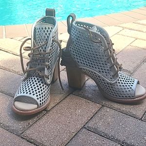 Freebird by Steven ankle Benni Booties Boots Open Sandals size 7 white